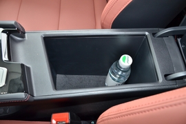 中央扶手箱空间