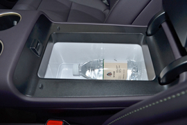 中央扶手箱空间