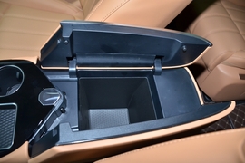 中央扶手箱空间