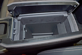 中央扶手箱空间