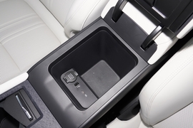 中央扶手箱空间