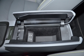 中央扶手箱空间