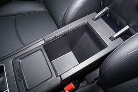 中央扶手箱空间