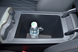 中央扶手箱空间