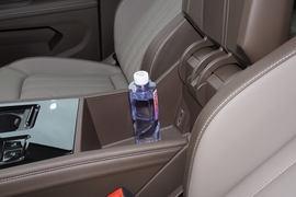 中央扶手箱空间