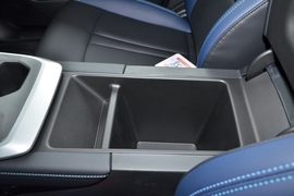 中央扶手箱空间