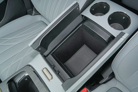 中央扶手箱空间