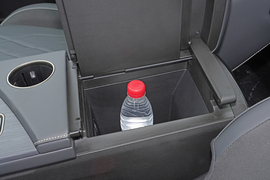 中央扶手箱空间