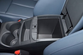 中央扶手箱空间