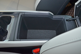 中央扶手箱空间