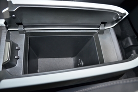 中央扶手箱空间