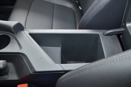 中央扶手箱空间