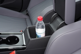 中央扶手箱空间