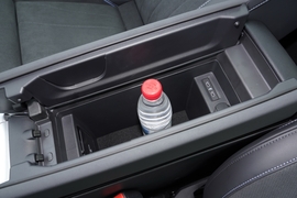 中央扶手箱空间