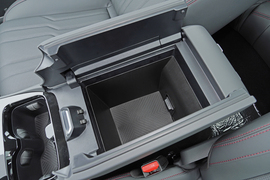 中央扶手箱空间