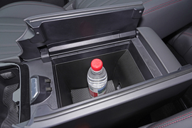 中央扶手箱空间