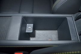 中央扶手箱空间