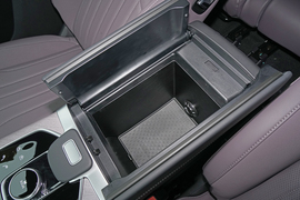 中央扶手箱空间