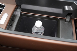 中央扶手箱空间