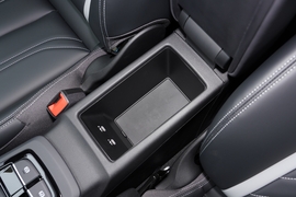 中央扶手箱空间