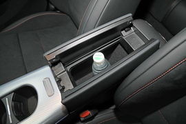 中央扶手箱空间