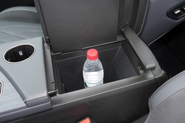 中央扶手箱空间