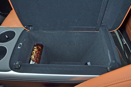 中央扶手箱空间