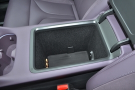 中央扶手箱空间