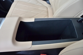 中央扶手箱空间