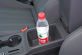 中央扶手箱空间