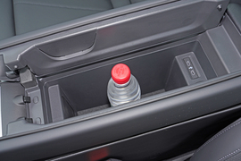 中央扶手箱空间