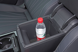 中央扶手箱空间