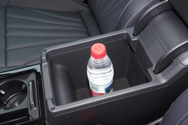 中央扶手箱空间