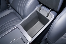 中央扶手箱空间