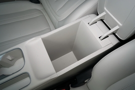 中央扶手箱空间