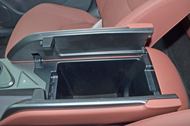 中央扶手箱空间