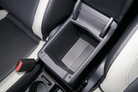 中央扶手箱空间