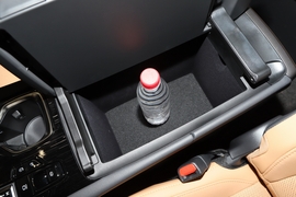 中央扶手箱空间