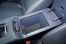 中央扶手箱空间