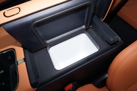 中央扶手箱空间