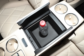 中央扶手箱空间