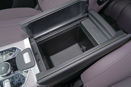 中央扶手箱空间