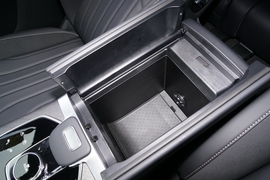 中央扶手箱空间