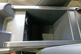 中央扶手箱空间