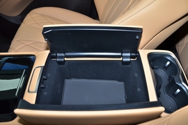 中央扶手箱空间