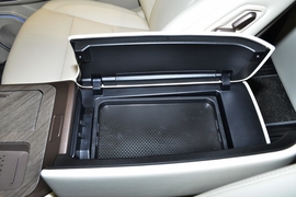 中央扶手箱空间