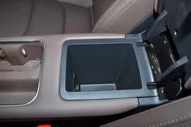 中央扶手箱空间