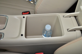 中央扶手箱空间