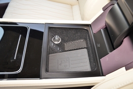 中央扶手箱空间