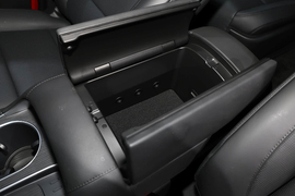 中央扶手箱空间